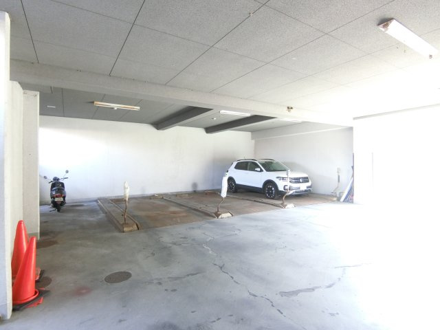 グランドールの駐車場