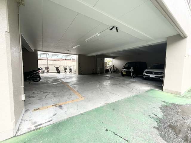 グランドールの駐車場