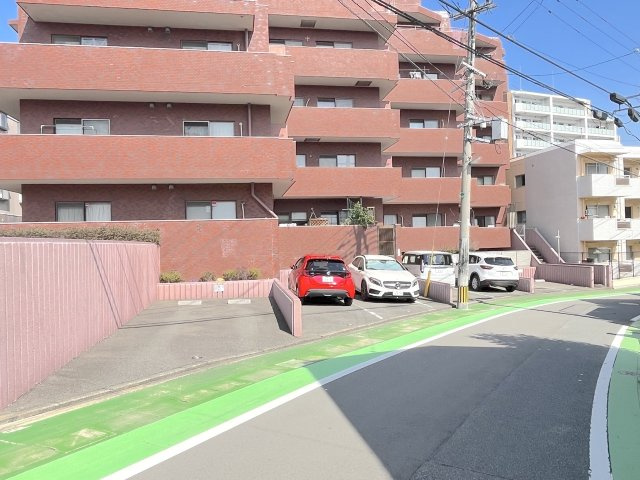 ライオンズマンション高取の駐車場