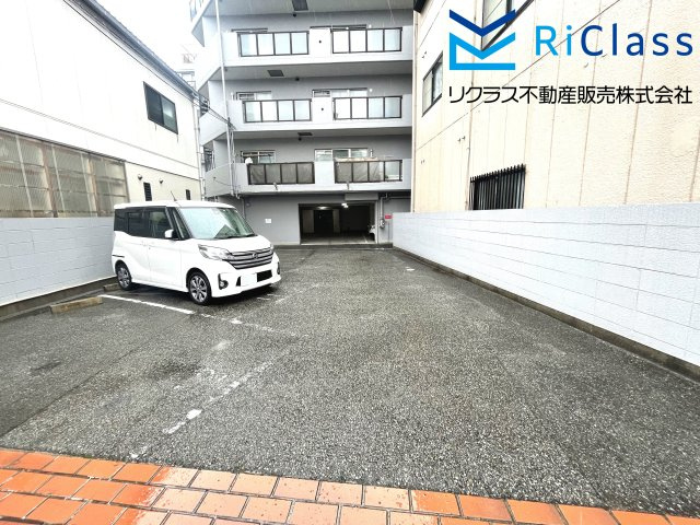 メイクアップハイツ須磨浦の駐車場