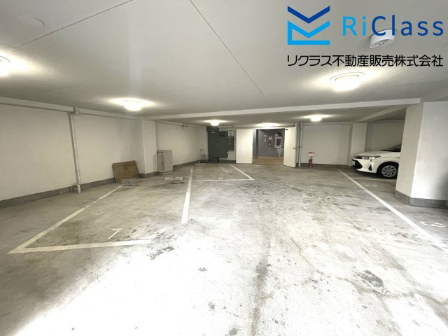 メイクアップハイツ須磨浦の駐車場