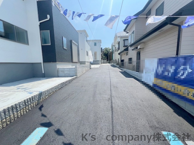 高座郡寒川町岡田3丁目　新築戸建　3号棟の前面道路含む現地写真