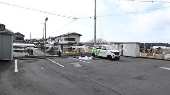 コンフォート大里の駐車場