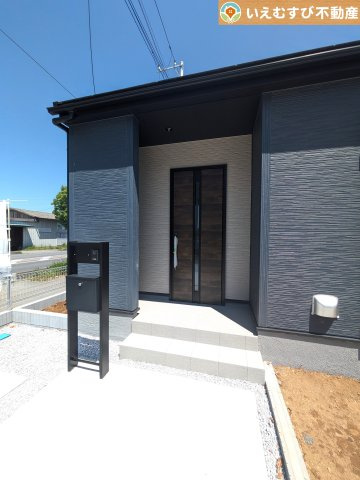 Livele Garden.S　上里町七本木第5のエントランス|雨が防げる広々エントランス
駐車場からアクセスの良いエントランス。雨の日や荷物が多くても安心の動線♪