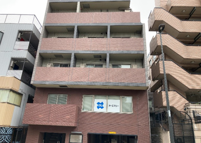 【庭】 | ステージファースト八王子 | 物件によっては、入居者が個人的に使用できる専用庭がついているものもあります。また、住宅の中にある土間の部分を庭と呼ぶこともあります。庭の用途は住む人によって変わり、それによってデザインもさまざまです。