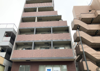 【中庭】 | ステージファースト八王子 | 中庭（パティオ）とは、一つの建築物の内部に設けられた、壁などで囲われている庭のことを指します。コの字型、ロの字型が主流ですが、L字型の中庭もあります。最近では、インテリア性の高さからも人気があります。