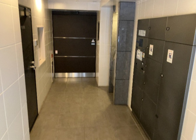 【エントランス】 | ステージファースト八王子 | マンションのエントランスには、もともと風よけや防犯の役割がありますが、マンションによって宅配ボックスなどの設備が備わっている所もあります。日々の生活をイメージしながら生活しやすさをチェックしましょう。