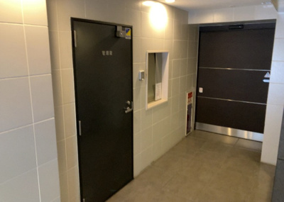 【受付】 | ステージファースト八王子 | 受付はマンションコンシェルジュがいる場合もあれば、管理人が滞在する小部屋を総称して呼ぶことがあります。主にエントランスに設置されていることから、防犯面でも期待ができます。防犯設備がない場合はより安心！