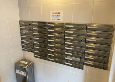 【設備】 | ステージファースト八王子 | エントランス付近に設置されている集合ポストは、住んでいる部屋と離れているため、ポストをあさるなど誰かに何かされていても被害に気づきにくいです。入居する時には他人に特定されにくい番号で鍵をかけましょう！