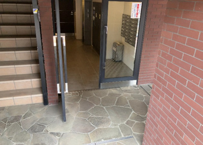 【ロビー】 | ステージファースト八王子 | ロビーというと、エントランスと何がちがうの？と思いますよね。実はロビーとエントランスには明確な決まりはありません。物件によっては、エントランスを入って広がるある程度の広さのある空間がロビーとなります。