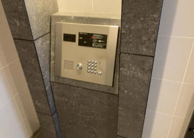 【防犯設備】 | ステージファースト八王子 | 当然のことではありますが、オートロックやセンサーライト、ホームセキュリティーなどの防犯設備があれば、小さいお子様がいるご家庭も安心ですよね！まず物件購入の際は、防犯設備もチェックするようにしましょう。