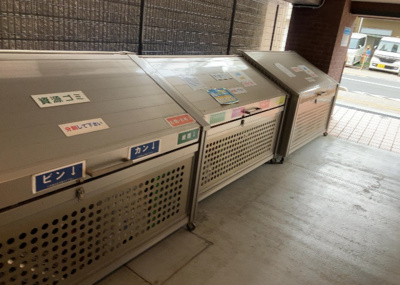 【設備】 | ステージファースト八王子 | 共有部分は、住民なら誰もが使える設備のこと。例えば駐車場やエレベーター、インターネット設備、セキュリティ設備などがあります。他にも、マンションの廊下・外部階段やエントランス・ゴミ置き場などがあります。