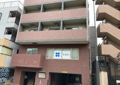 【現況写真】 | ステージファースト八王子 | 道幅が広い場所は日当たりや風通が良好です。幅が広いのですれ違いも可能ですし大きな車でも駐車可能！一方で、大型車が通ることも多くなるため交通量の増加により騒音に繋がります。また土地の値段が高くなります。