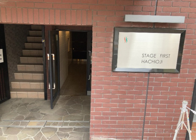 【玄関】 | ステージファースト八王子 | 玄関は家の顔でもあり、家族以外の目にも止まる場所です。玄関は外との間を仕切る扉、靴などをしまっておく収納スペース、靴脱ぎのたたきスペース、来客とのやり取りをするドアホンなど複数のアイテムからなります。