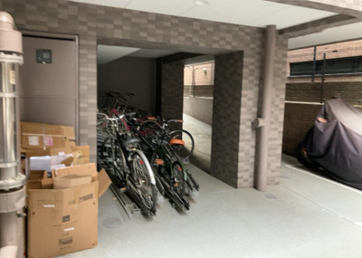 【駐車場】 | ステージファースト八王子 | 車一台あたりに必要なスペースは、標準サイズの普通自動車で横幅2m50cm、長さ5mは必要になります。ただし、乗降のことも考慮して横幅3m30cm、長さ5m50cmほどは確保できるところを選びましょう。