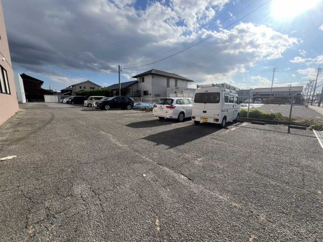 西尾かとうビルの駐車場