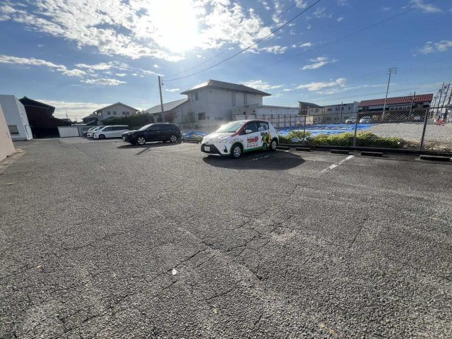 西尾かとうビルの駐車場