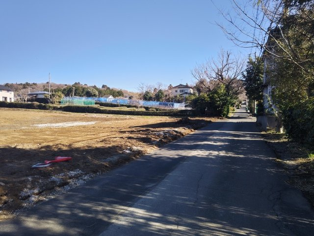 平坦で陽当たり良好な約120坪の土地　荻A区画の前面道路含む現地写真|南西道路