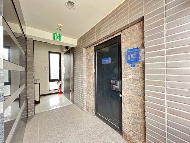 康生通り イーラウエストビルのエントランス