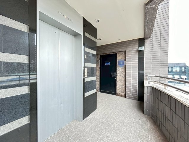 康生通り イーラウエストビルのエントランス