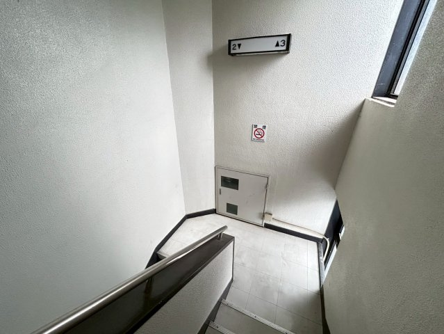 康生通り イーラウエストビルのエントランス