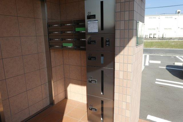 総社市真壁の賃貸マンションのその他共用部分|宅配ボックス完備。
