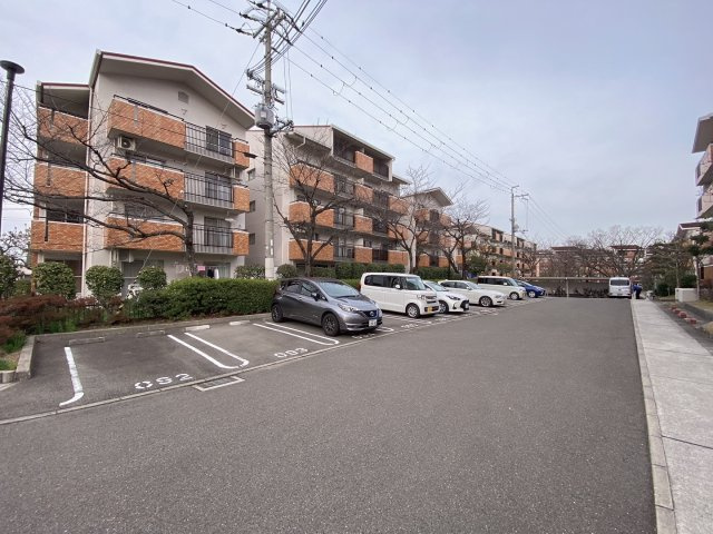 藤沢台第一住宅306棟の駐車場