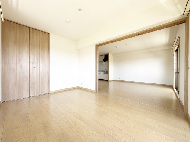 御所ノ瀬マンションの洋室