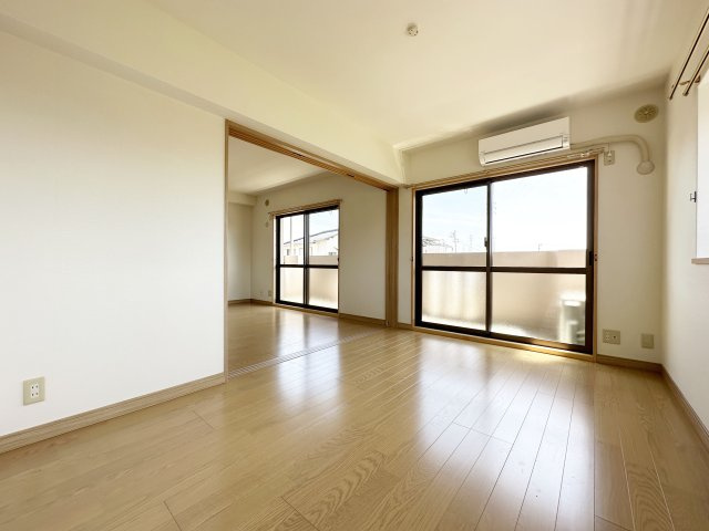 御所ノ瀬マンションの洋室