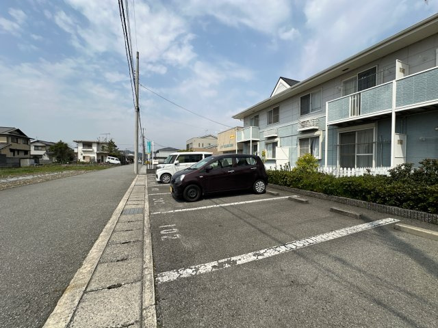 ファミール蓼野の駐車場