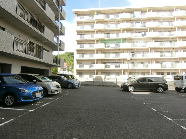 リバーコートの駐車場