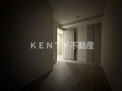 【寝室】 | ザ・ケンジントン・レジデンス上池台 | 落ち着いた色調の寝室です