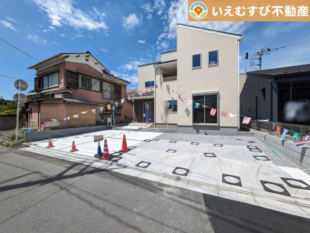 Livele Garden.S　行田天満の駐車場|並列4台駐車可能なゆとりのカースペース
複数台車をお持ちでも、お友達が遊びに来てもゆとりの駐車スペース！