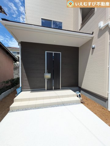 Livele Garden.S　行田天満のエントランス|雨が防げる広々エントランス
駐車場からアクセスの良いエントランス。雨の日や荷物が多くても安心の動線♪