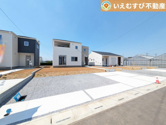 Livele Garden.S　鴻巣屈巣第3の駐車場|並列5台駐車可能なゆとりのカースペース
複数台車をお持ちでも、お友達が遊びに来てもゆとりの駐車スペース！