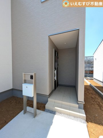 Livele Garden.S　鴻巣屈巣第3のエントランス|落ち着いた色づかいのエントランス
駐車場からアクセスの良いエントランス。雨の日や荷物が多くても安心の動線♪
