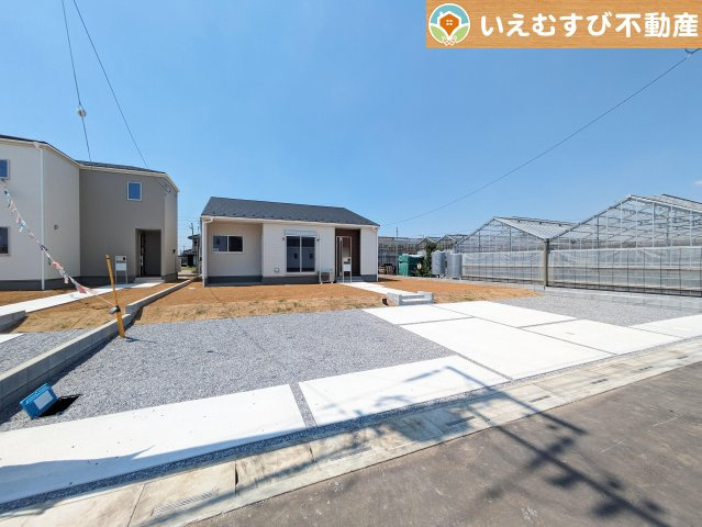 Livele Garden.S　鴻巣屈巣第3の駐車場|並列5台駐車可能なゆとりのカースペース
複数台車をお持ちでも、お友達が遊びに来てもゆとりの駐車スペース！
