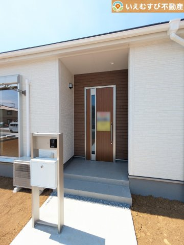 Livele Garden.S　鴻巣屈巣第3のエントランス|落ち着いた色づかいのエントランス
駐車場からアクセスの良いエントランス。雨の日や荷物が多くても安心の動線♪