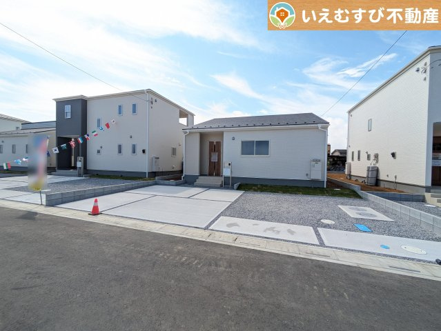 Livele Garden.S　鴻巣屈巣第3の駐車場|並列4台駐車可能なゆとりのカースペース
複数台車をお持ちでも、お友達が遊びに来てもゆとりの駐車スペース！