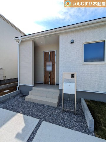 Livele Garden.S　鴻巣屈巣第3のエントランス|雨が防げる広々エントランス
駐車場からアクセスの良いエントランス。雨の日や荷物が多くても安心の動線♪