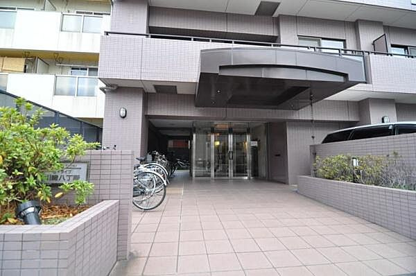 ウィライブ川崎八丁畷（川崎区池田1丁目）のエントランス|都内・横浜方面や羽田空港へ
ダイレクトアクセス可能な好立地
大通りから 1 本入った静かな住環境
南東向き角部屋のため日当たり良好
全居室 5 帖以上・収納あり