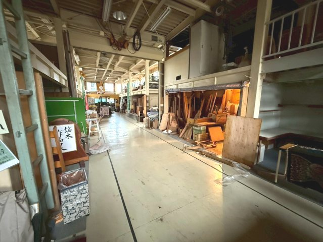 鶴ケ崎町貸倉庫工場の内装