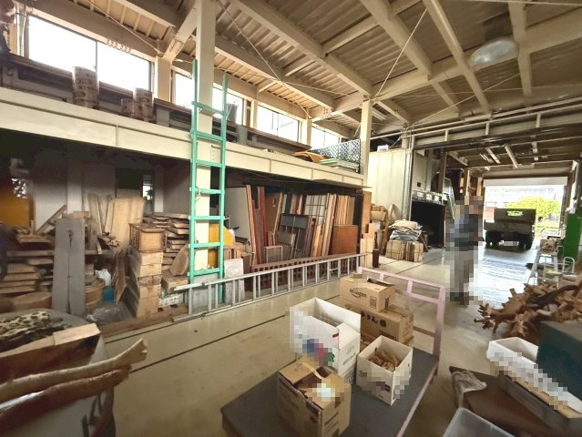 鶴ケ崎町貸倉庫工場の内装