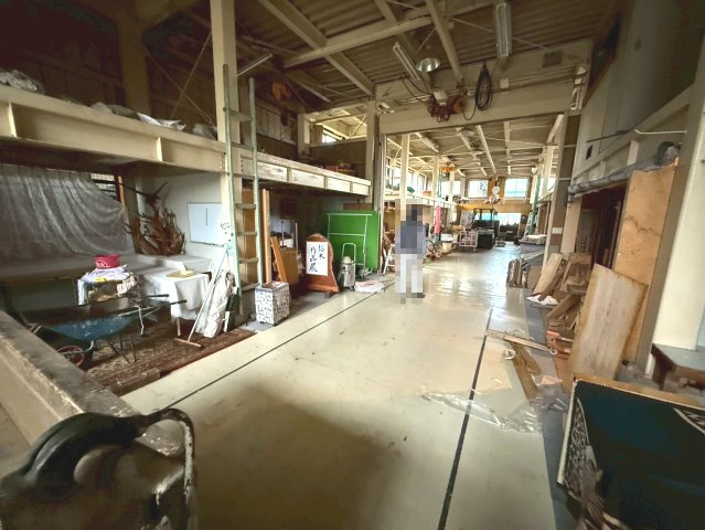 鶴ケ崎町貸倉庫工場の内装
