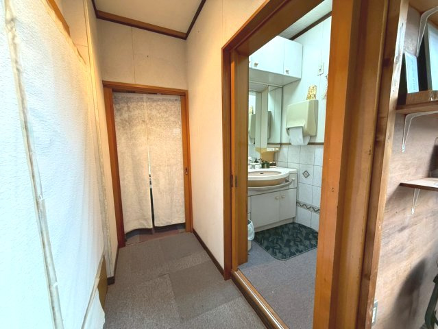 鶴ケ崎町貸倉庫工場の内装