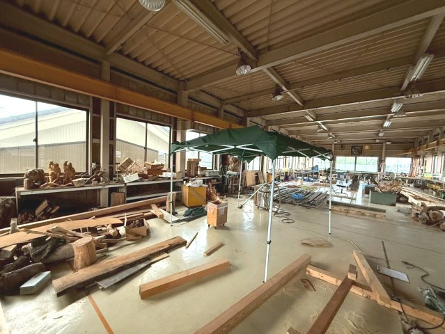 鶴ケ崎町貸倉庫工場の内装