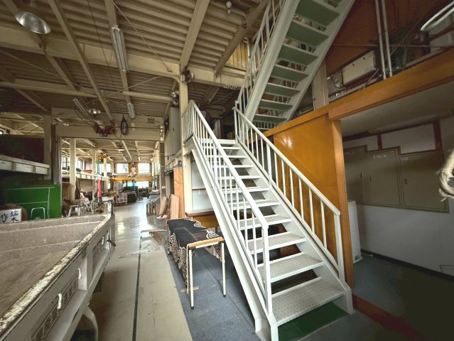 鶴ケ崎町貸倉庫工場の内装
