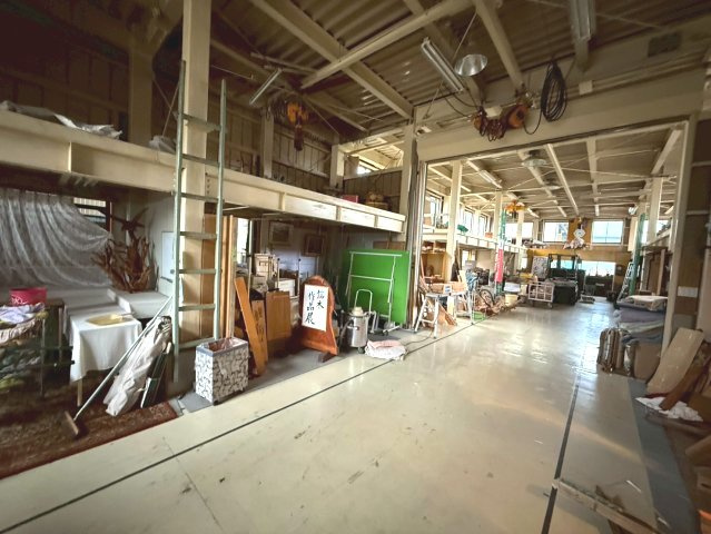 鶴ケ崎町貸倉庫工場の内装