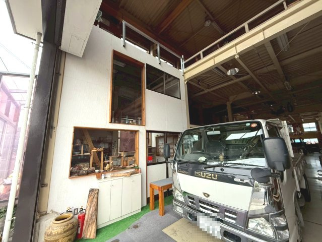 鶴ケ崎町貸倉庫工場の内装