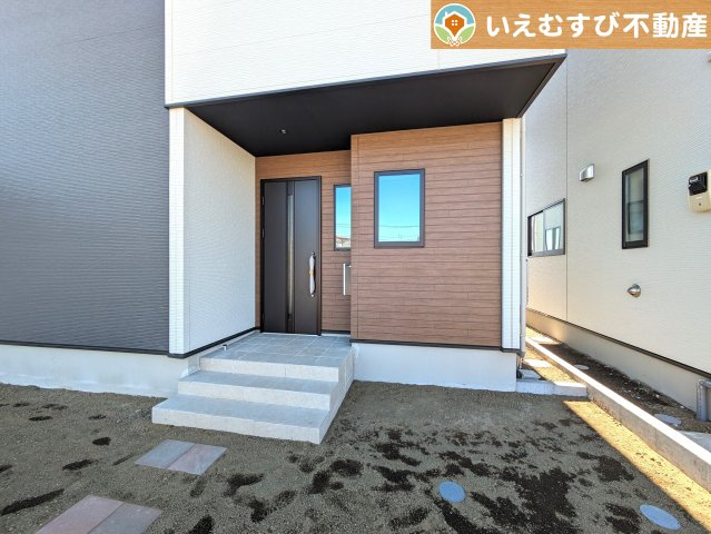 Zut PLUS　児玉郡上里町勅使河原5期のエントランス|落ち着いた色づかいのエントランス
駐車場からアクセスの良いエントランス。雨の日や荷物が多くても安心の動線♪